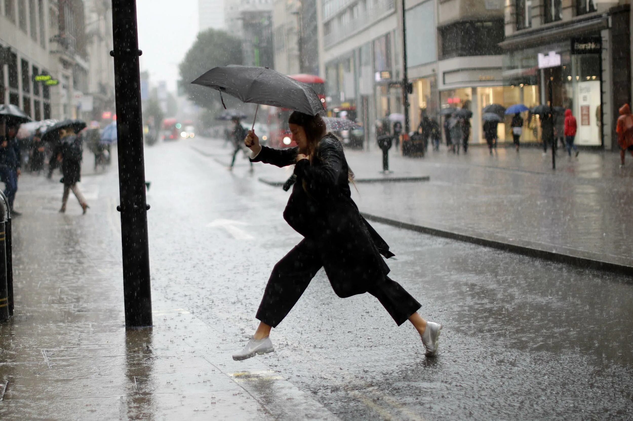 Дождь в Лондоне. Дождливая Британия. Дождливый Лондон. Сильный дождь. Идет частый дождь