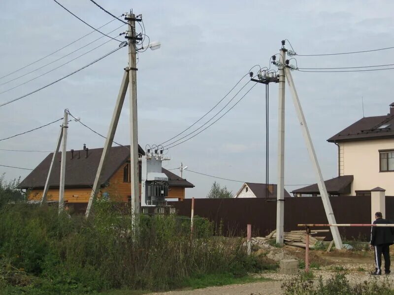 Стоял столбом. Опора железобетонная св 110 для вл-10кв. Электрические столбы. Столб для электричества. Электрические столбы в деревне.