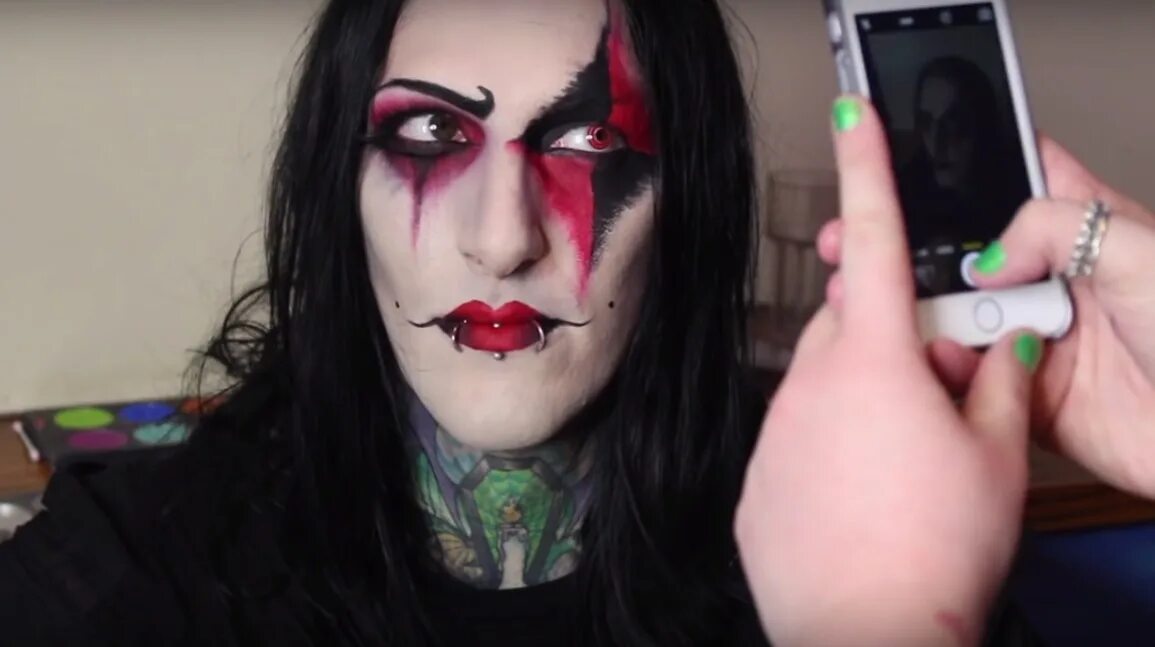 Motionless in white evil. Chris &quot;motionless&quot; cerulli. motionless in white без грима. крис моушенлесс 2025. chris motionless cerulli без макияжа.
