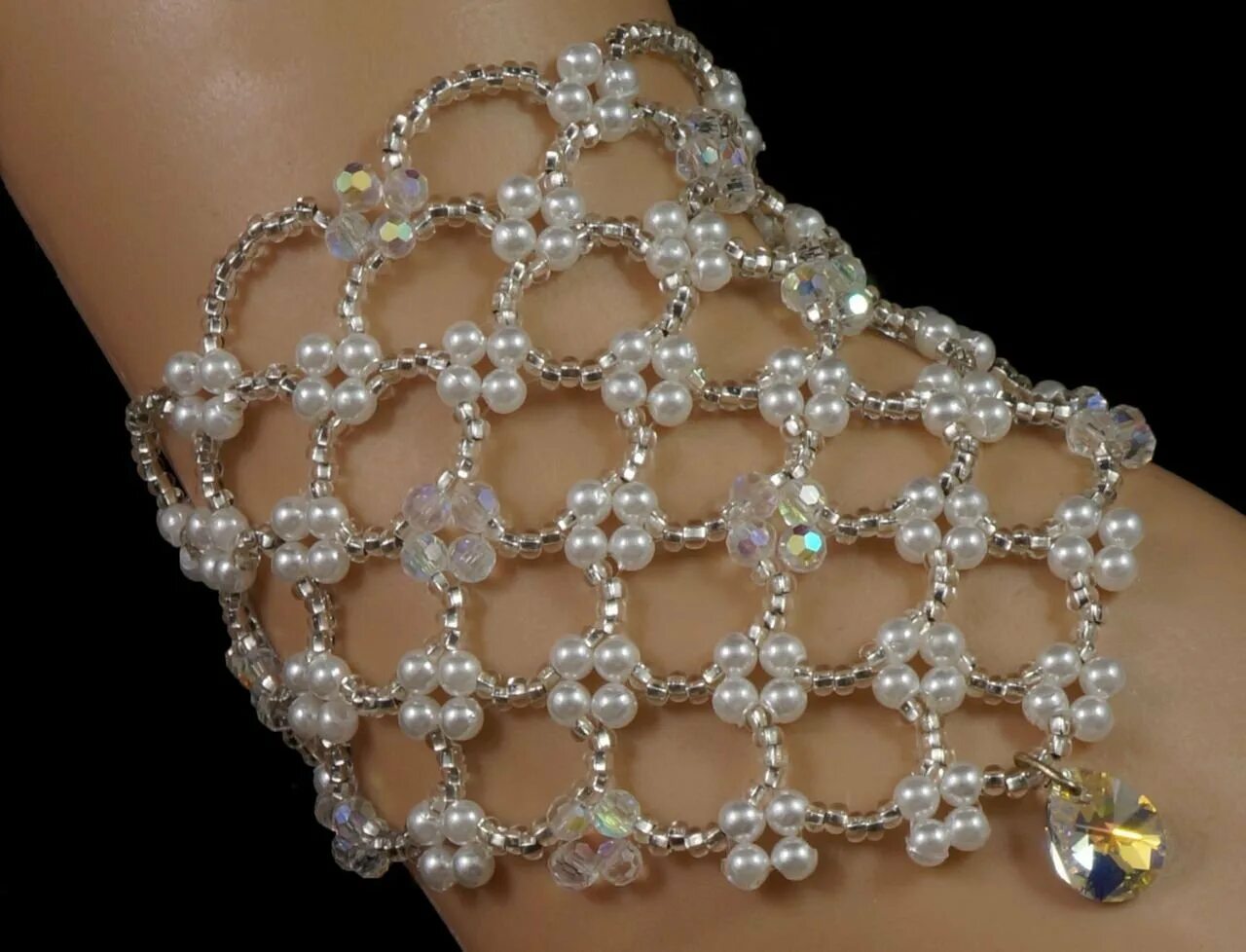 Необычные браслеты из бисера. Браслет из стекляруса. Ожерелье из бусинок. Серьги шарики из бисера. Что сплести из бусин.