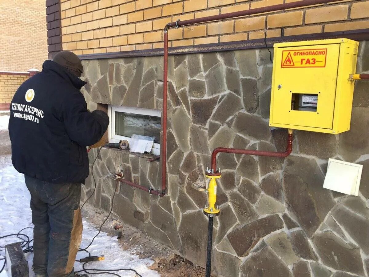 Интернет в частный дом цена подключения. Подвод газа в частный дом. Газовый ввод в частный дом. Газификация в частном доме. Газовая труба в частном доме.