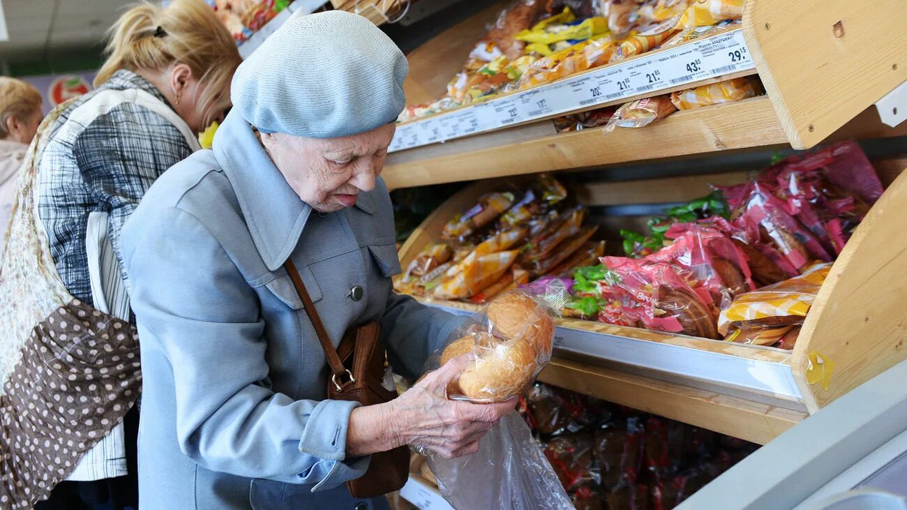 Бабушка с хлебом в магазине. Пенсионеры в магазине. Старушка в магазине. Пенсионерка в магазине.