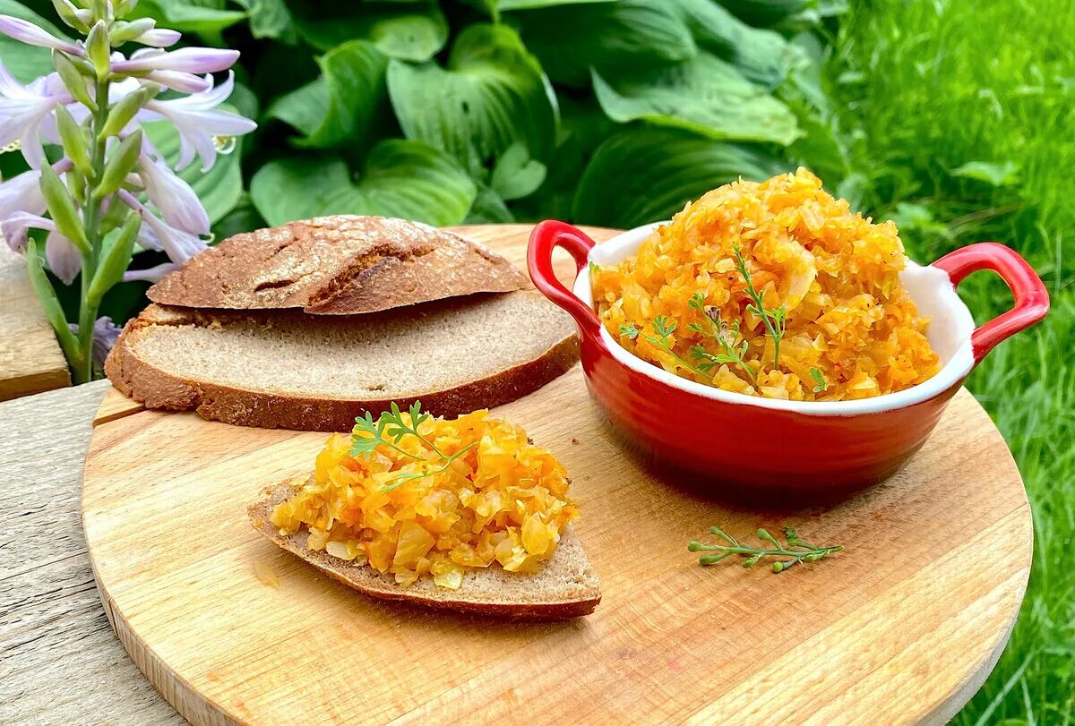 Икра по домашнему из манки. Икра с капустой рецепт. Тушёная капуста с икрой рыбы. Кабачковая икра кусочками на зиму. Икра из капусты.