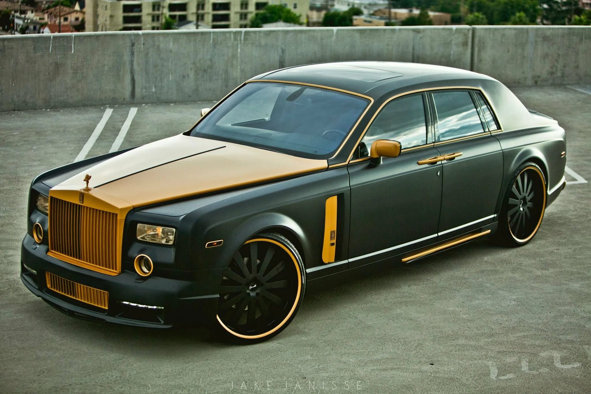 Роллс ройс драйв. Роллс Ройс Брежнева. Rolls Royce Phantom. Rolls Royce Phantom 1974. Rolls Royce Phantom Mansory золотой.
