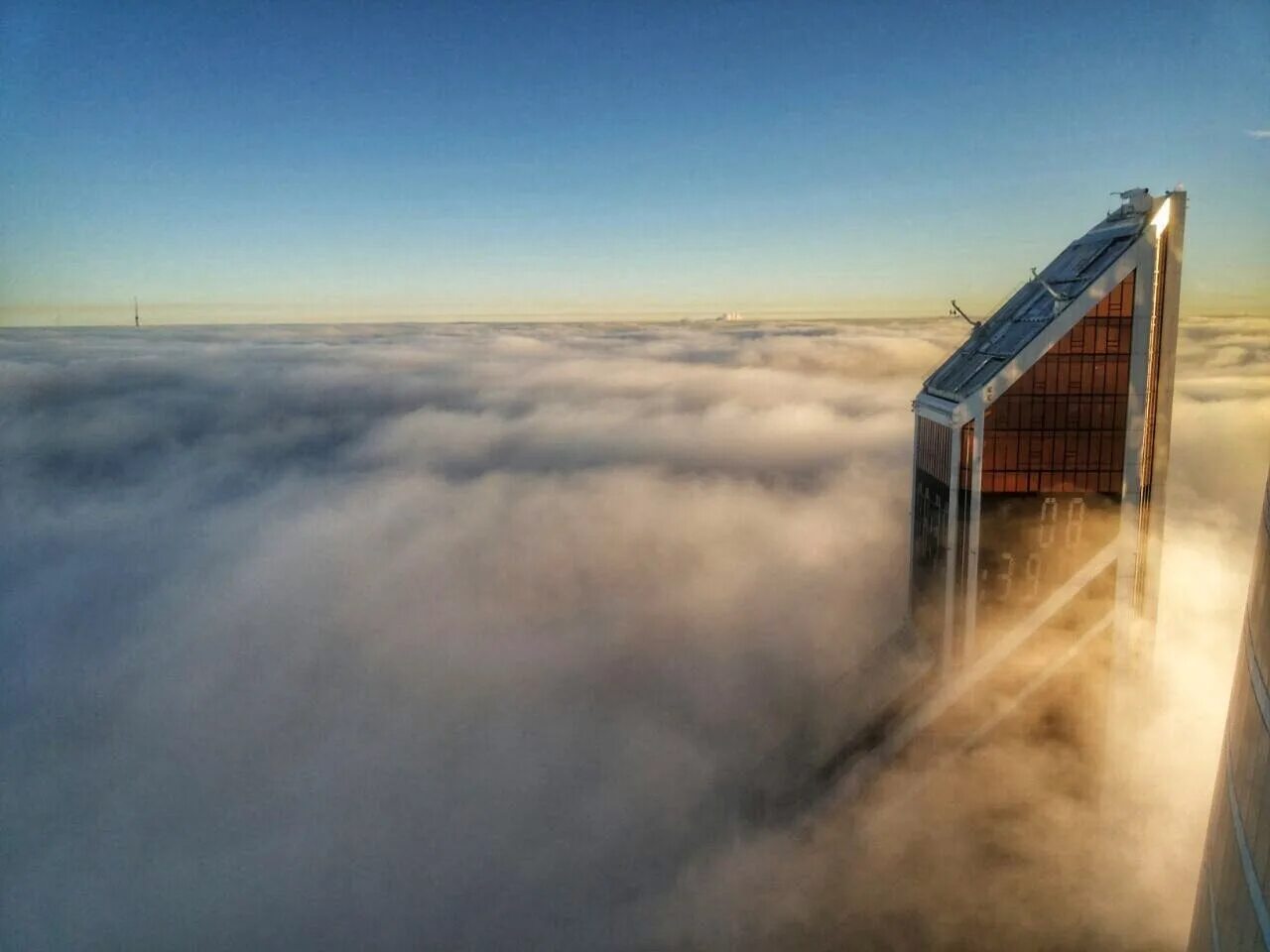 Туманная башня в Москва Сити. Вид с небоскреба туман. Вид из небоскреба над облаками. Москва Сити вид над облаками.