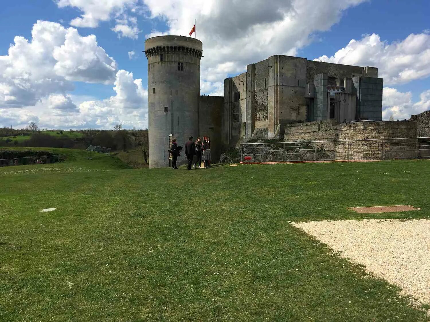 Нормандия англия. Замок Шато де Фалез. Замок Фалез Нормандия. Замок Вильгельма завоевателя. Замок Вильгельма завоевателя в Кана.