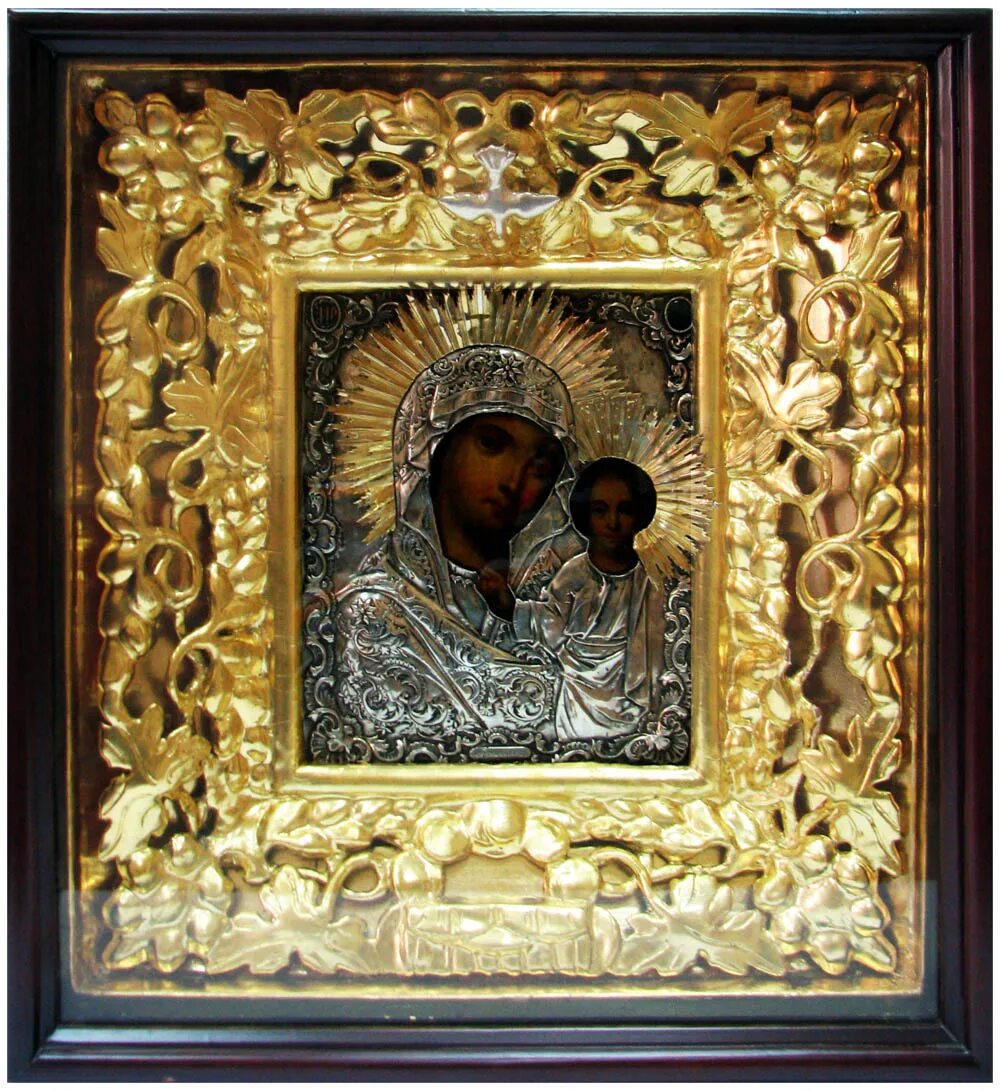 икона спасителя в фольговом окладе. дорогой оклад иконы. икона серебро 84 эмаль. икона казанской божией матери на сусальном золоте. музей фаберже иконы.