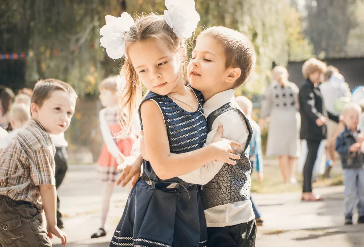 танцуют вальс дети в саду. танцы картинки для детей. дети поют в детском саду. танцы для детей в детском саду. изображение мальчика и девочки.