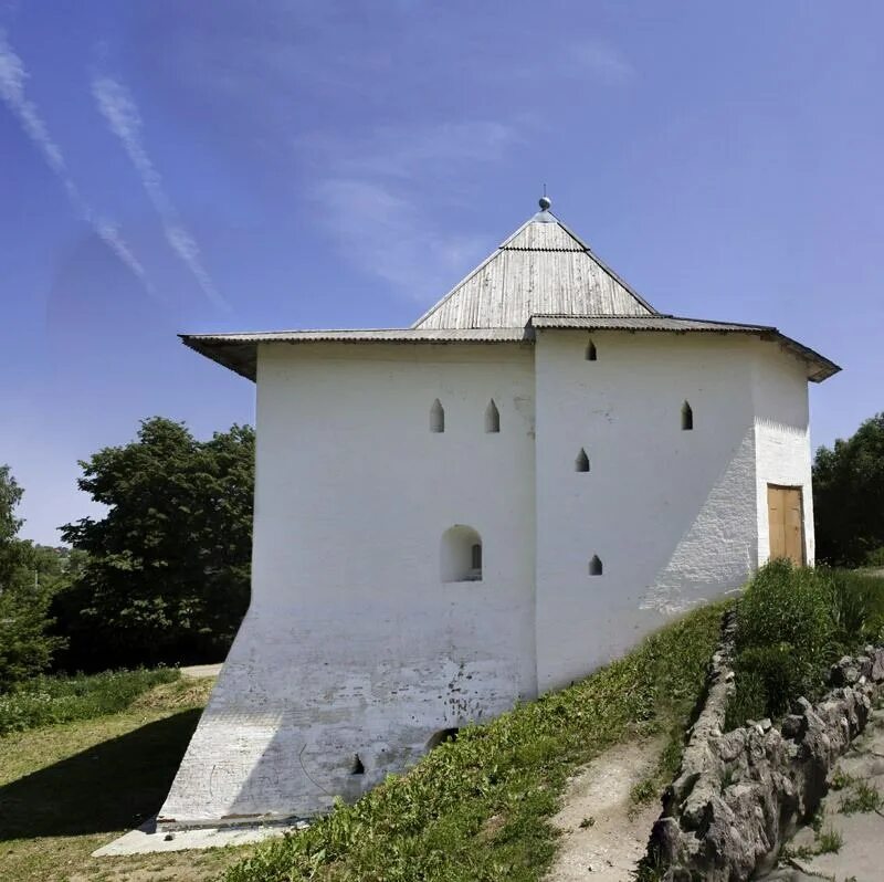 Кирпичная башенка в вязьме. Спасская башня вязьма. Вязьма башня. Спасская башня вяземского кремля. Город вязьма спасская башня.