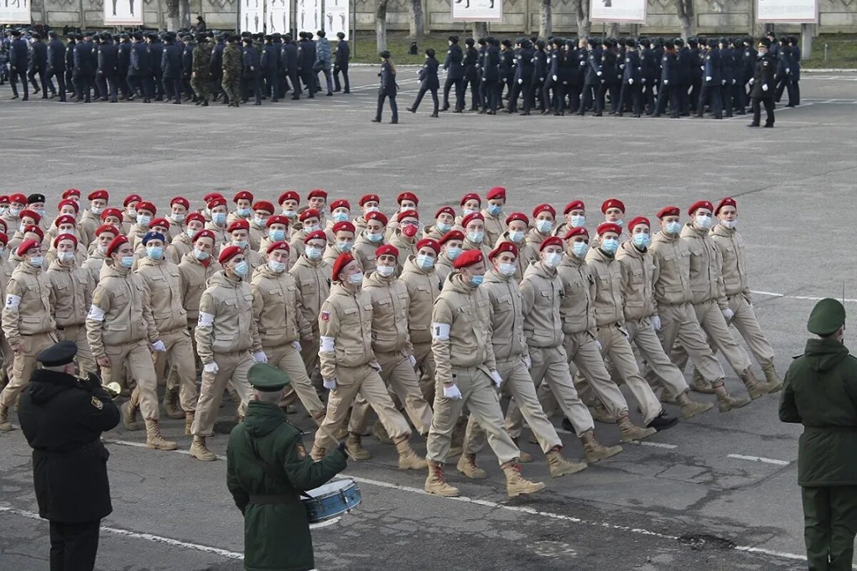 На плацу слушать. Трибуна Военная на плацу. Трибуна на плацу проект. Воинская трибуна для плаца. ВУНЦ ВМФ парад 9 мая.