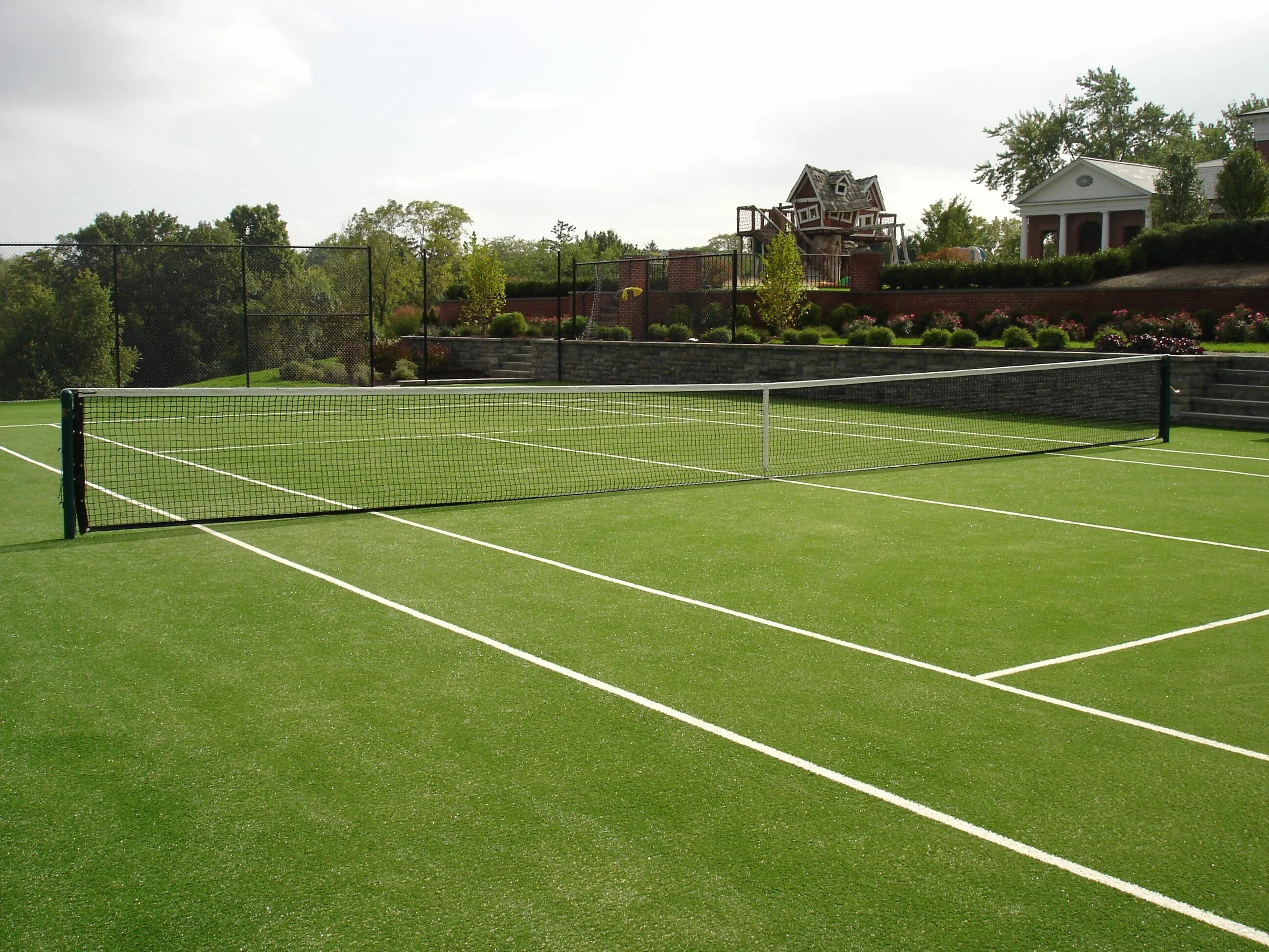 Какое поле теннисный. Теннисный корт трава. Покрытие теннисного корта трава. Травяной корт для тенниса. Искусственная трава 20мм теннисный корт.