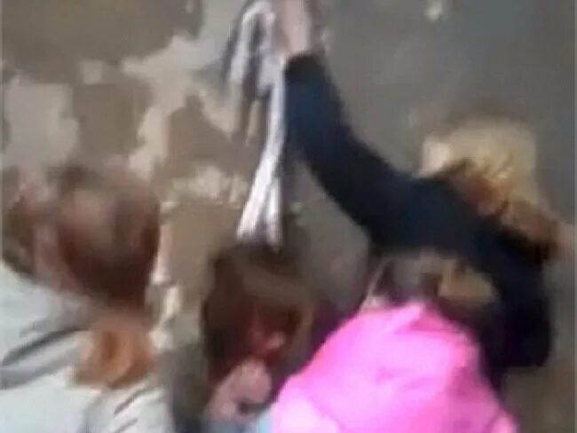 Видео девочка издевается над девочкой. Издевательства в школе над одноклассницей. издевательство в школе над девочками. девочки издеваются над одноклассницей. подростки издеваются над одноклассницей.
