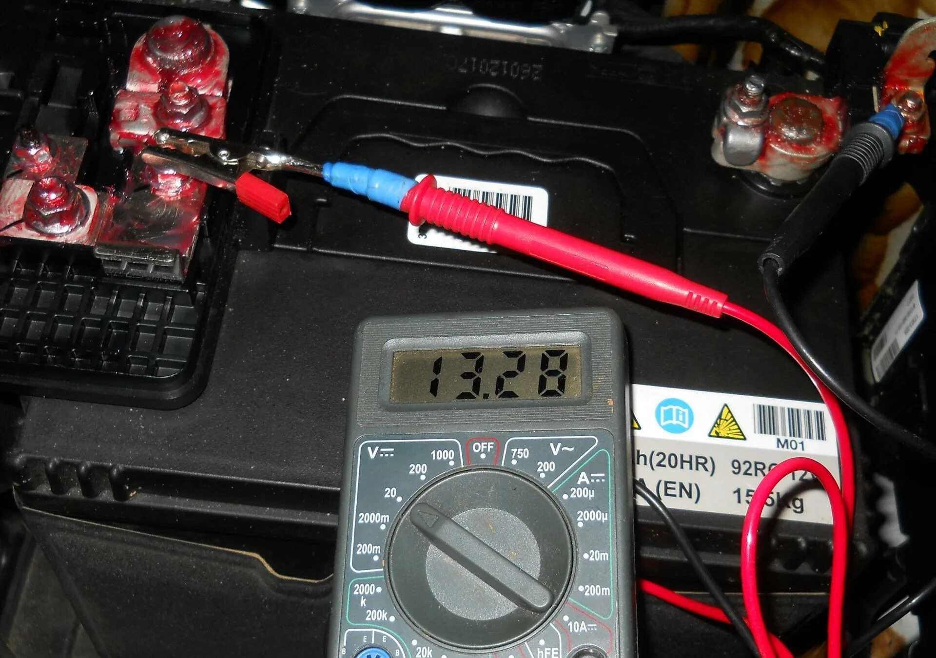 Запуск ампер. Мультиметр замер напряжения 12 вольт. Измерение ампер батареи мультиметром. Как выставить мультиметр для проверки напряжения 12 вольт. Мультиметр для проверки ёмкости АКБ автомобиля 12в.