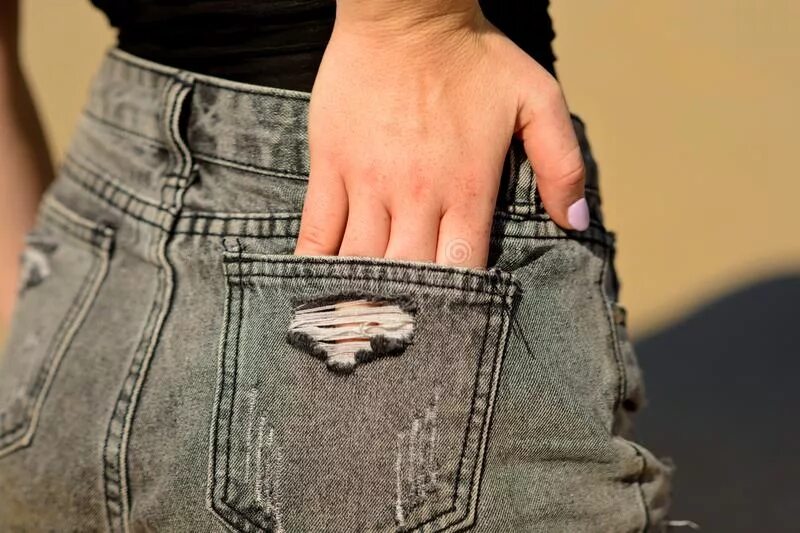 Ладонь на кармане джинсов. Женская рука в джинсах. Маленький карман джинс. Изношенные джинсы. Отверстие кармана