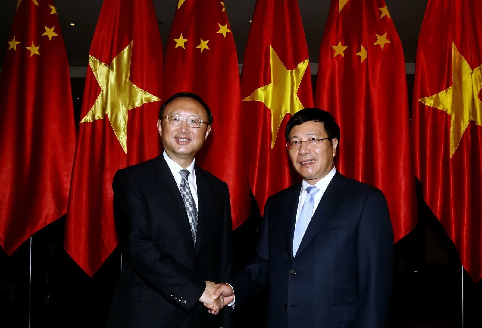 Вьетнамцы и китайцы. Китай и Вьетнам. Китайские дипломаты. Китай политика.
