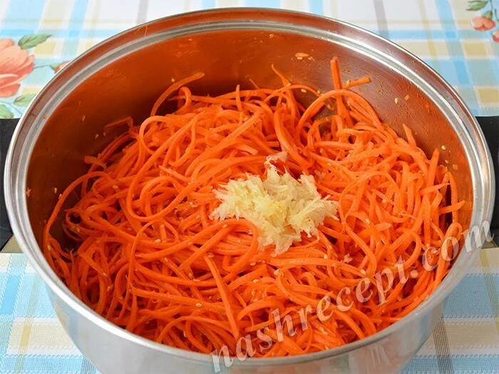 Морковь по корейски рецепт кухня наизнанку. Кухня наизнанку корейская морковь. uka 1210 морковь по корейски. домашняя корейская морковка. приготовление корейской моркови.
