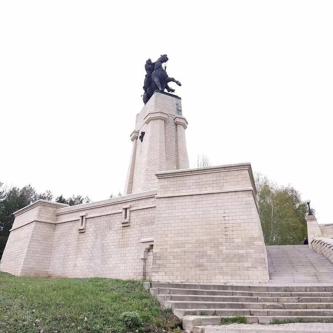 Мост в татищево саратовской области. Александрия татищево. Татищево. Поселок татищево. Пляж в тольятти у памятника татищеву.