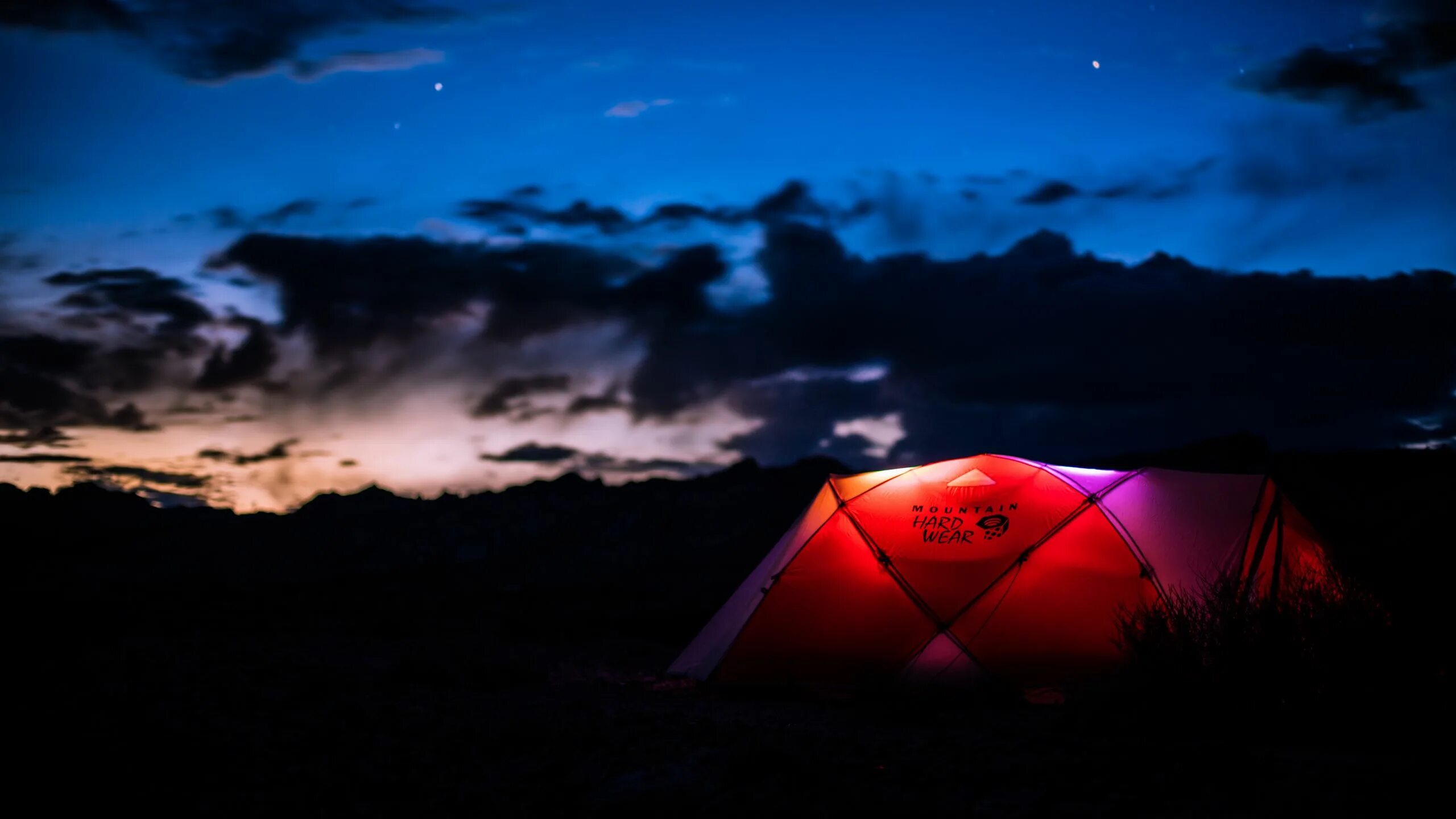 Sky camping. Палатка в горах. Палатка горы закат лето. Кемпинг небо. Палатка ночью фото.