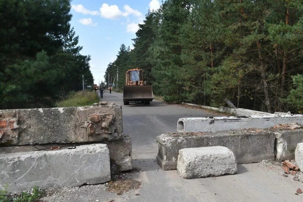 Блок на дороге. Дорога Серпухов Ступино через Прилуки. Малюшина дача Прилуки дорога. Бетонный блок на дороге. Бетонный блок возле дороги.