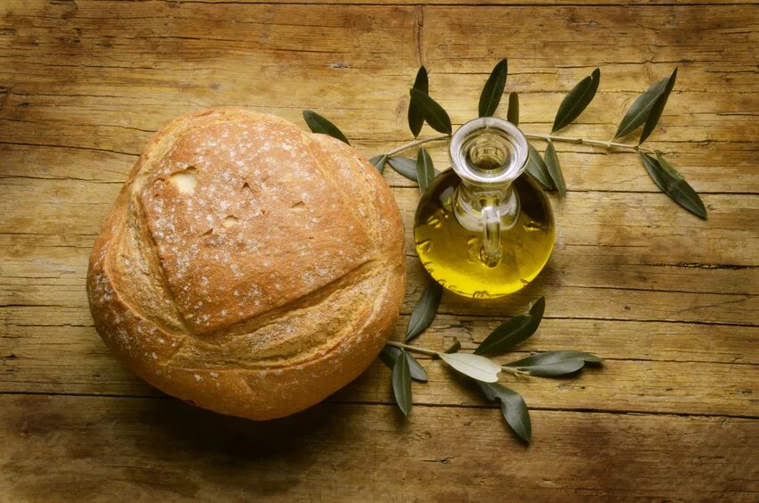 Хлеб с оливковым маслом. Хлеб с растительным маслом. Хлеб вино и оливковое масло.