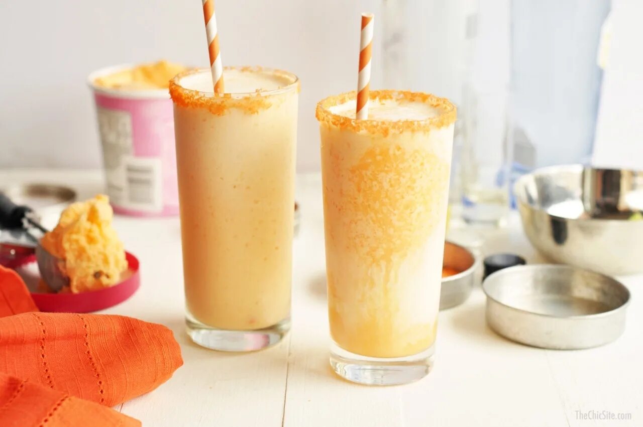 Молочный коктейль. Коктейль с апельсиновым соком. Молочный коктейль сок. Апельсиновый молочный коктейль.