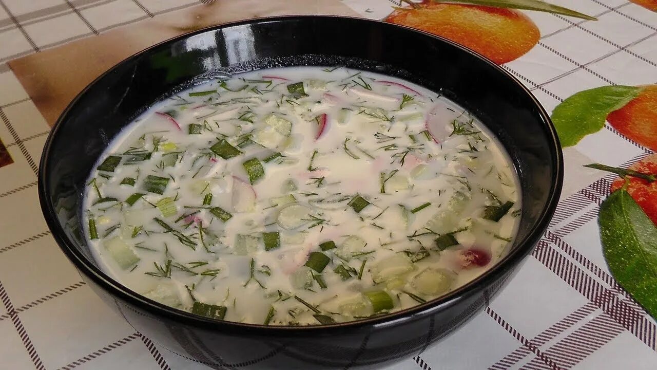 Окрошка с оливками. Окрошка на кефире. Окрошка для похудения на кефире. Окрошка с зеленью. Окрошка на айране.