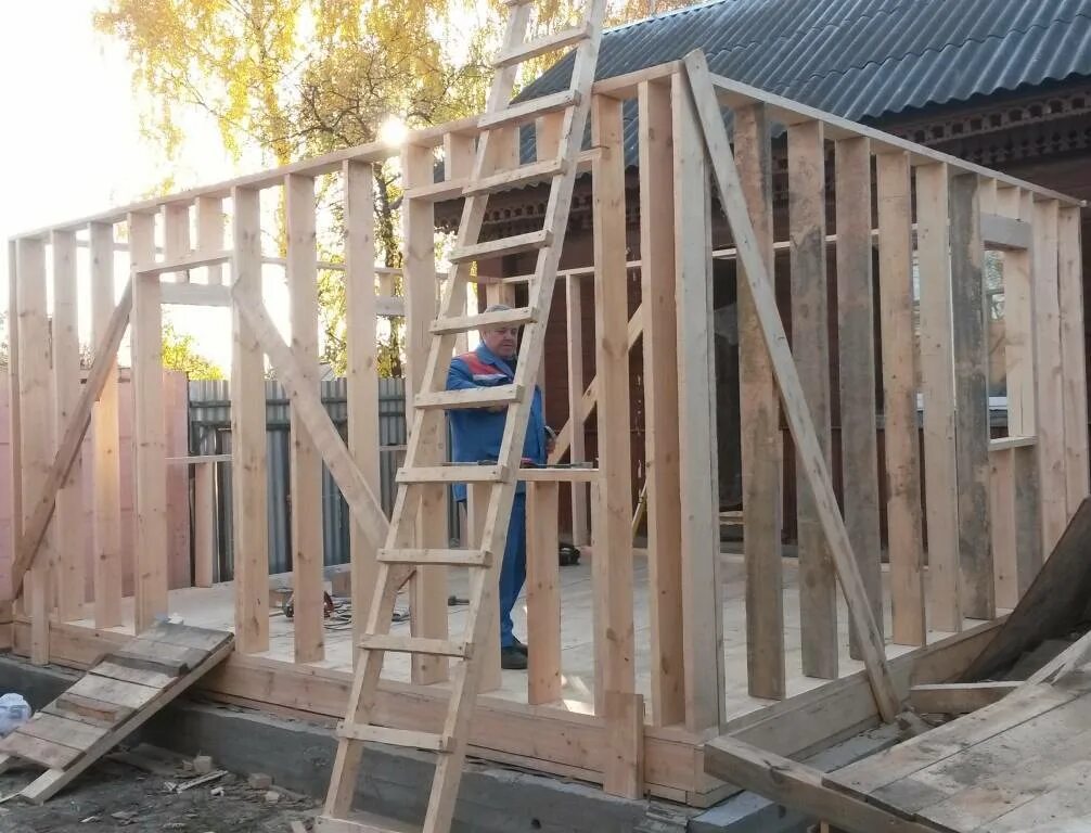 Каркасный пристрой своими руками пошаговая инструкция. Пристройка к дачному дому из каркаса. Каркасный пристрой к деревянному дому. Каркасный пристрой. Каркасный пристрой.
