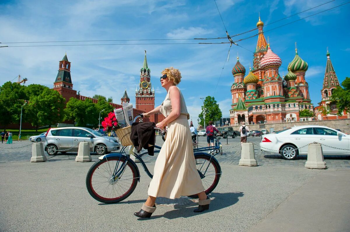 Выходные в мск. Выходные в Москве. Рекламная фотография солнце Москвы. Колесо выходных в Москве. Солнечная Москва летом.