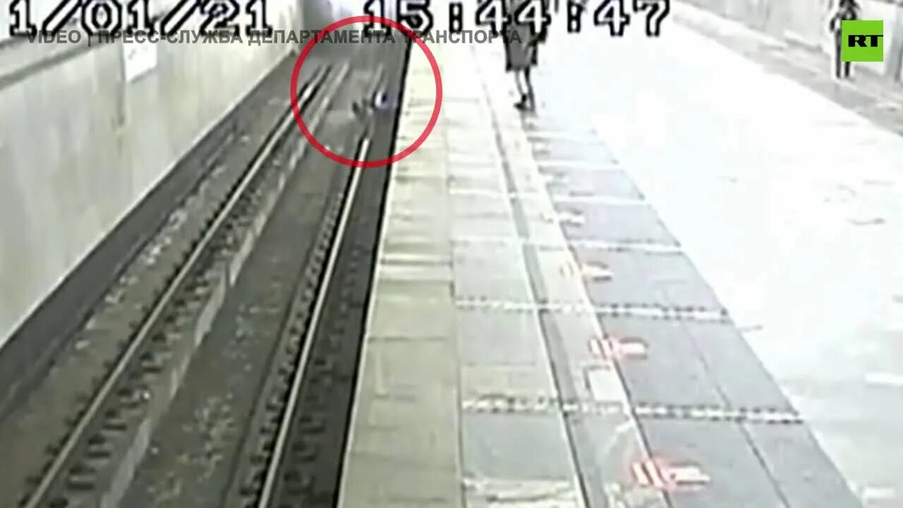 Девушка на рельсах в метро. Девушка на рельсах в метро. Девушка упавшая в метро на рельсы. Контактный рельс московского метрополитена. Девушка упала на рельсы в метро.