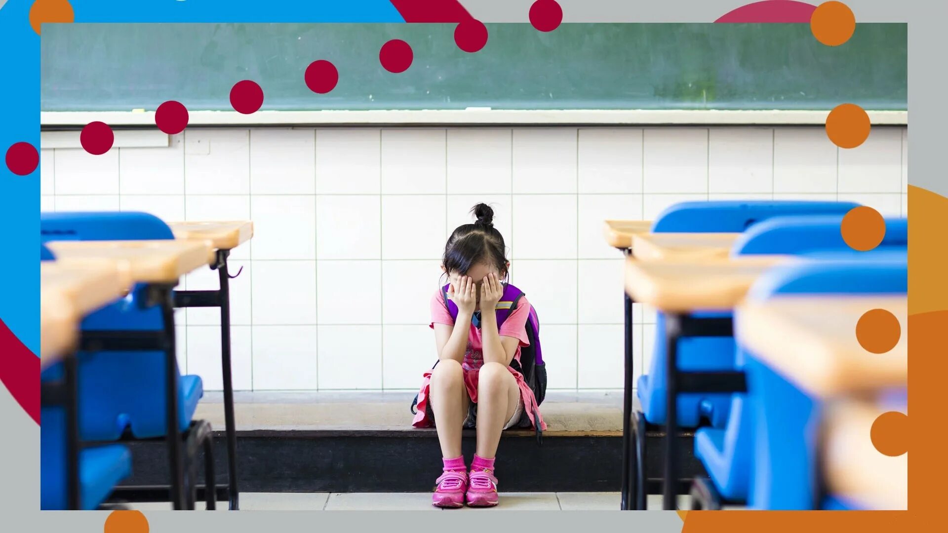 Семиклассницы тг. Девочка сидит в школе. Девушка на уроке. Японские девушки в школе на уроке. Девочка онанирует в школе.