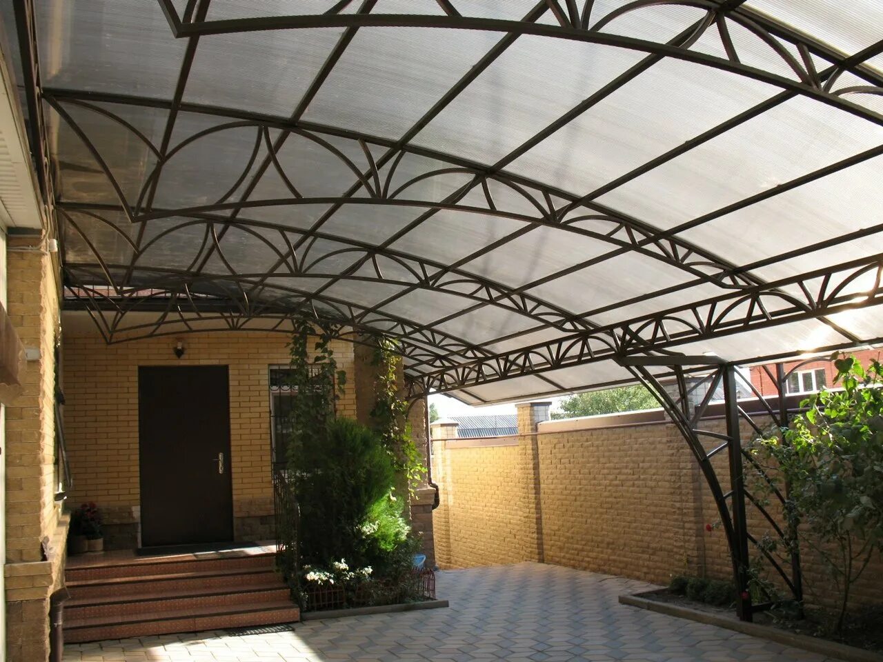 Навес во дворе частного дома. Зимний сад крыша поликарбонат. Терраса в частном доме. Крытые навесы. Лексан поликарбонат навес.