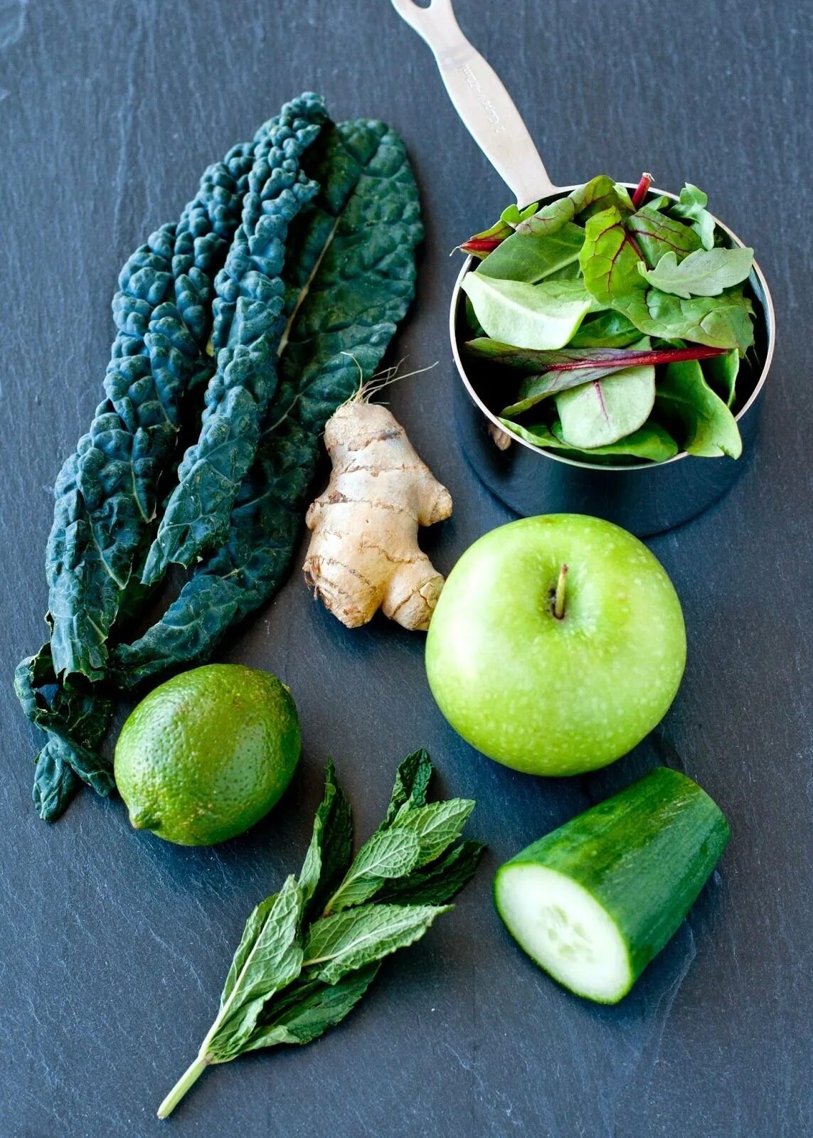 Зеленые продукты растительного. Зеленые овощи. Овощи зеленого цвета. Овощи и фрукты зеленого цвета. Фрукты и овощи Зелëнова цвета.