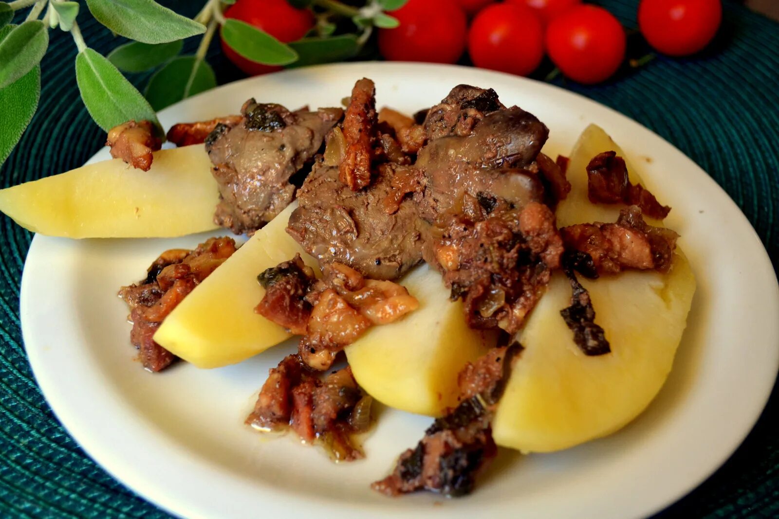Что приготовить из куриной печени на ужин. Куриная печенка с беконом. интересные блюда из печени куриной. мясо печень с бананами. куриная печень с пряными травами.