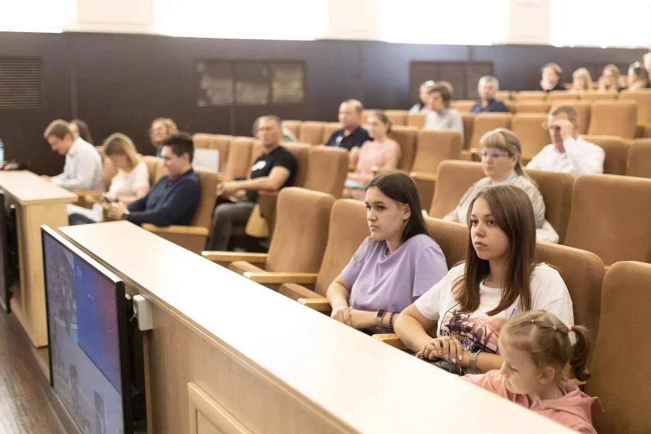 Институт экономики и управления УРФУ. Университет студенты. Поступление в университет. Студенты УРФУ.