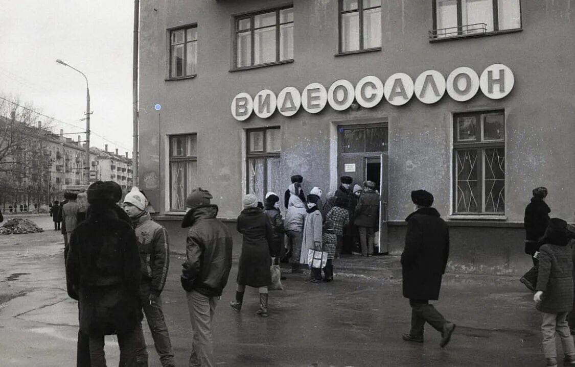 Видеосалоны в 90-е годы. Видеосалоны 80-х в ссср. Видеосалон 1988. Кассеты с советскими фильмами. Видеосалоны 80 х.