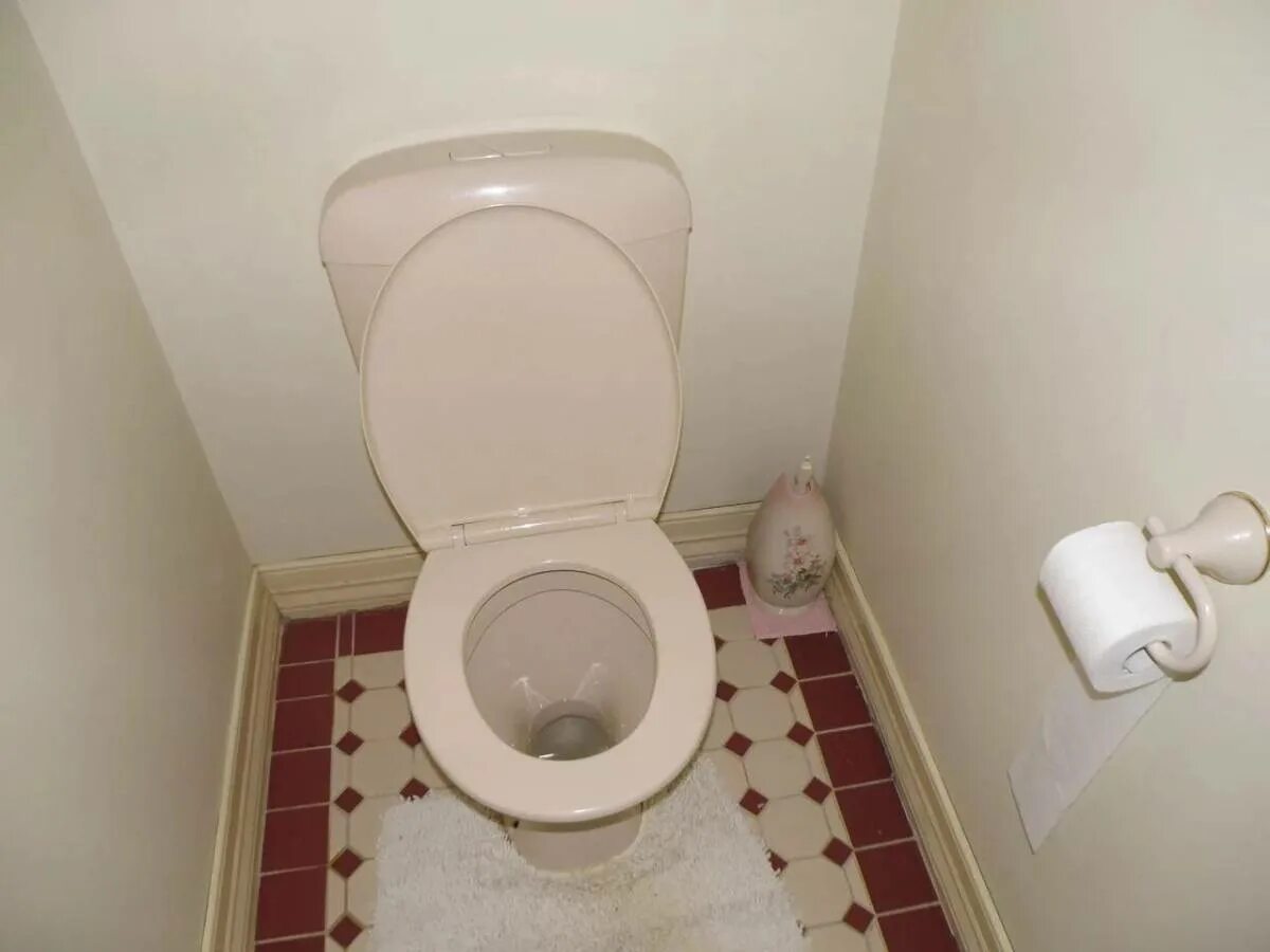 Какой под в туалете. Туалет в квартире. Унитаз в квартире. Унитаз в туалете. Ун таз в квартире.