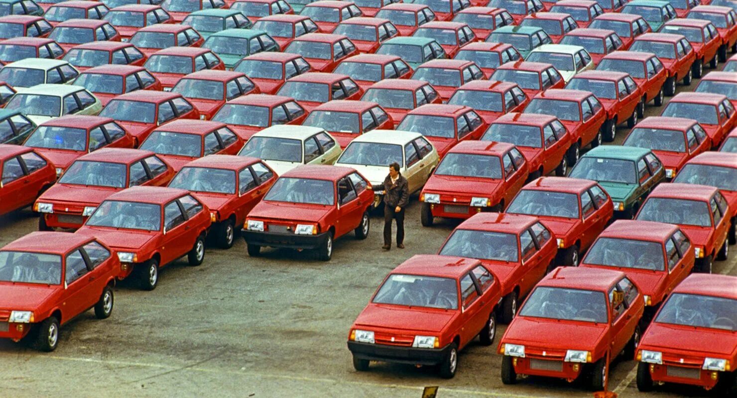 Купил плохую машину. АВТОВАЗ завод Тольятти 90-е. Стоянка автомобилей АВТОВАЗ Тольятти. Тольятти АВТОВАЗ 90е. Стоянка АВТОВАЗ СССР.