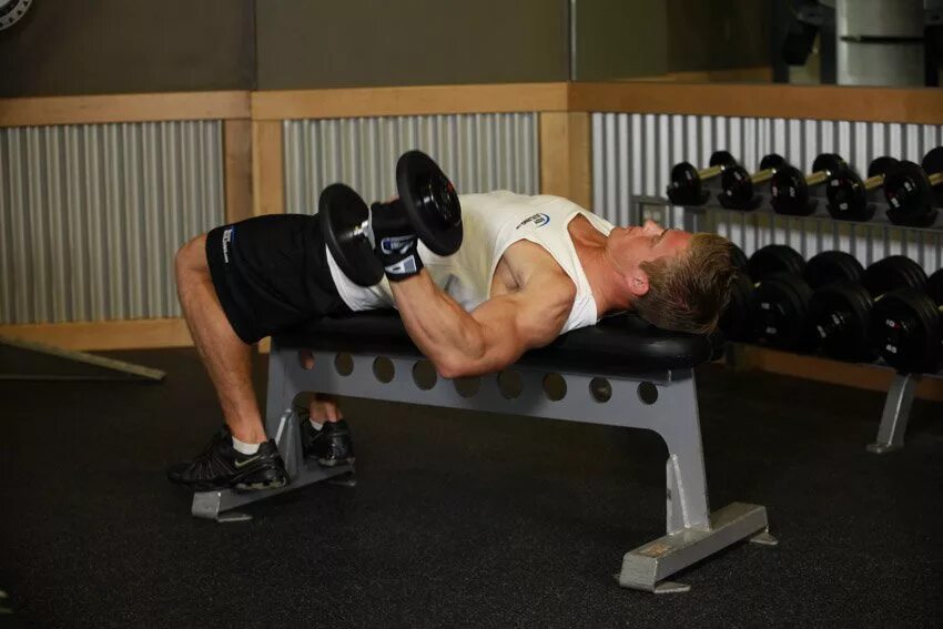 Flat Bench Cable Flyes. Упражнение с гантелей на скамье. Скамья для занятий с гантелями. Жим гантелей лежа. Жим гантели одной рукой