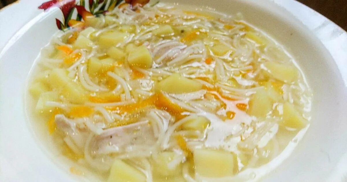 Суп курица с вермишелью и картофелем. Суп куриный вермишелевый. суп вермишелевый с курицей и картошкой. куриный вермишелевый суп с картошкой. суп на курином бульоне с вермишелью.