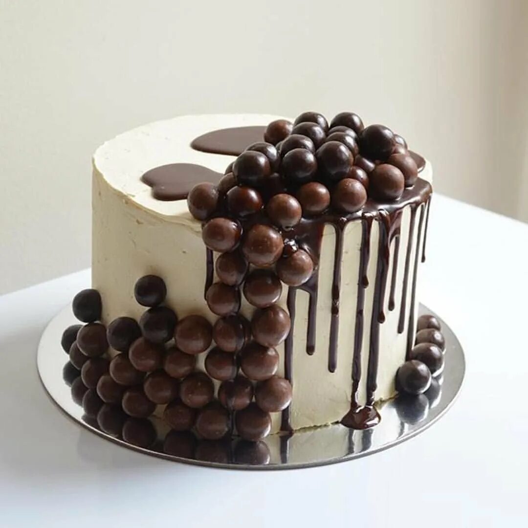 Украшение торта шоколадными шариками. Торт украшенный шоколадными шариками. Торт с шоколадными шарами.