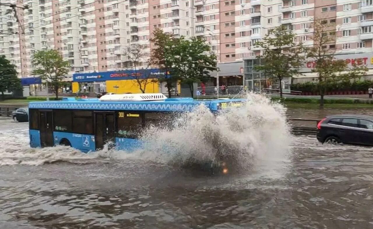 Ливень в Москве 28 06 2021. Ливень в Москве 28 июня. Метро затопило в Москве 2021. Потоп в Москве. Ул 28 июня