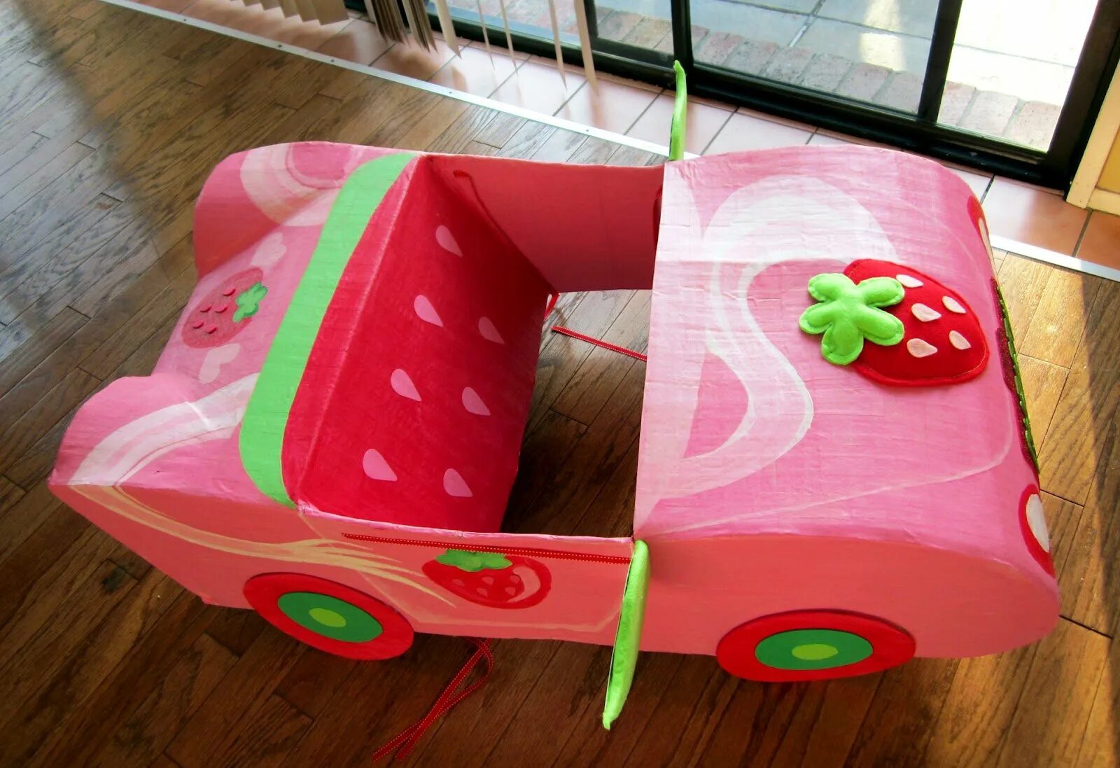 Машина из коробок. Машинка из картона. Машинка из картонной коробки. Машина из картона для детей. Box машина