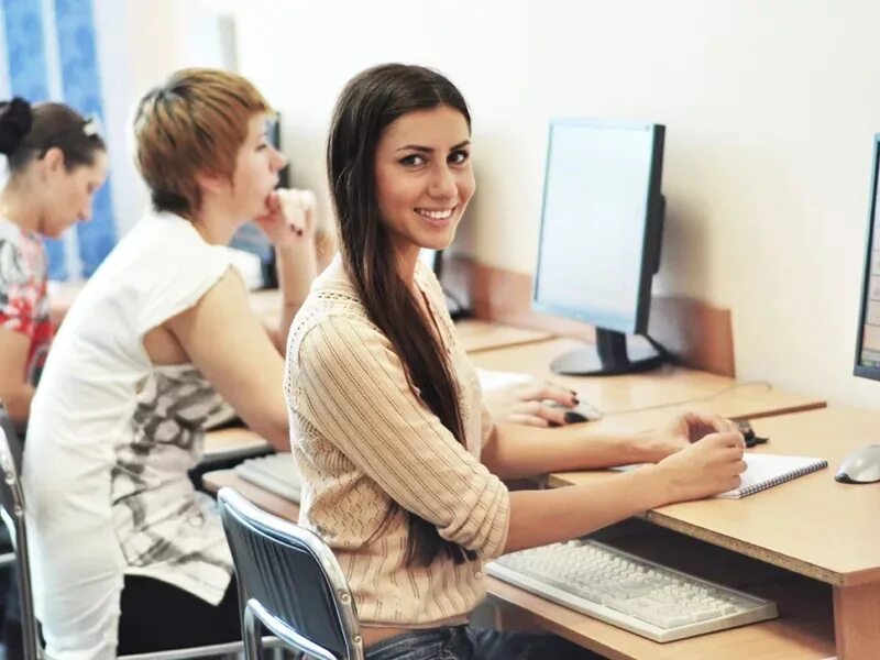 Человек за компьютером. Оператор 1с картинка. Индивидуальные занятие компьютер. Проектирование на компьютере. Обучение пользователей пк.