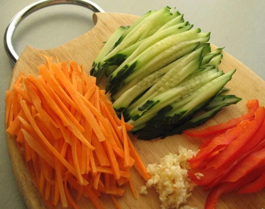 Капуста морковь сельдерей. Фунчоза со спаржей. Нарезанные овощи. Овощи нарезанные соломкой. Овощи порезанные соломкой.