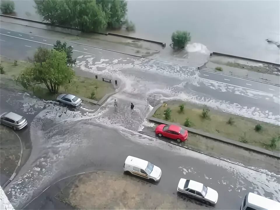 Ливень в Омске. Град на левом берегу Омск. Сегодня затопило город в Омске?. Град на левом берегу Омск сейчас.