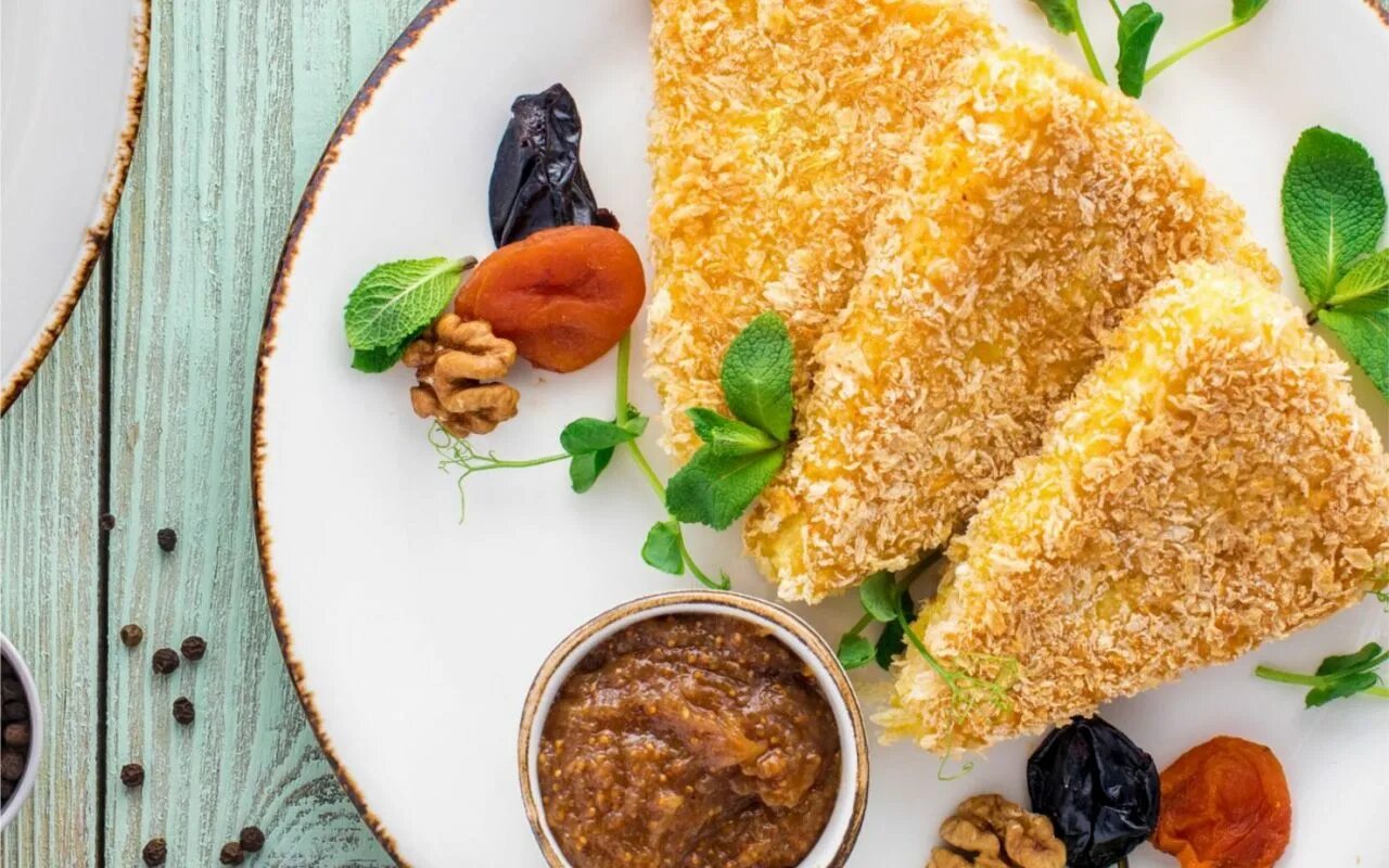 жареный сулугуни в панировке. сулугуни в панировке рецепт. сырные палочки моцарелла в панировке. сыр сулугуни в панировке. сыр камамбер в панировке.