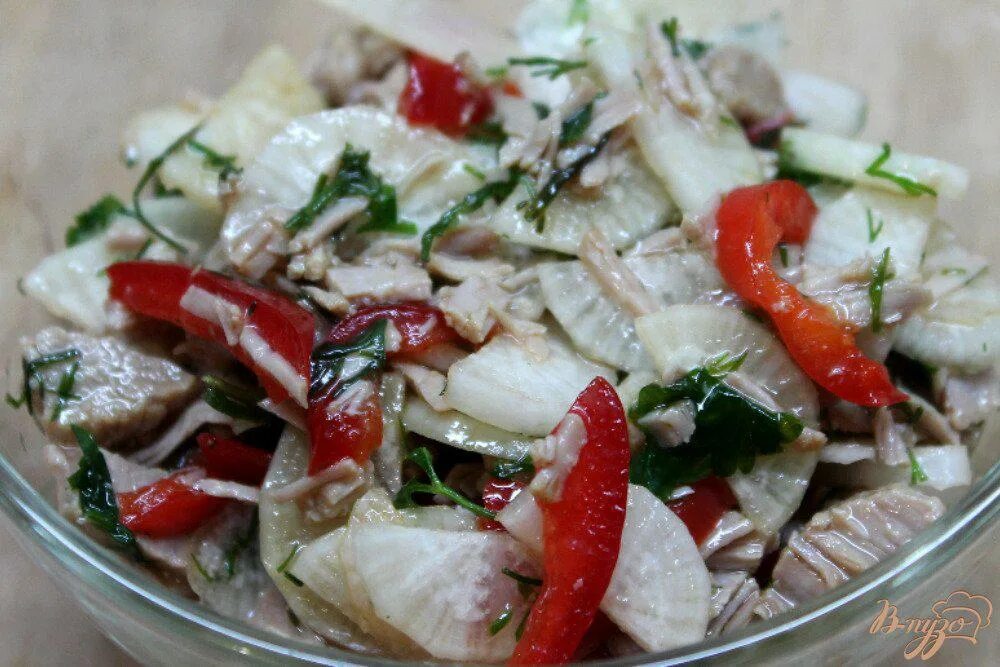 Салат острый с мясом. Мясной салат с болгарским перцем. Мясной салат с болгарским перцем. Дайкон рецепты салатов мясных. Редиска по корейски.