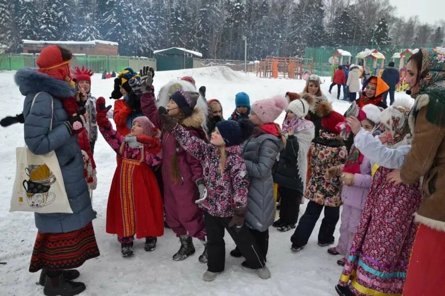 Учатся ли в масленицу. Масленица в детском саду. Праздник Масленица в детском саду. Масленичные гуляния в школе. Масленица детям о празднике в детском саду.