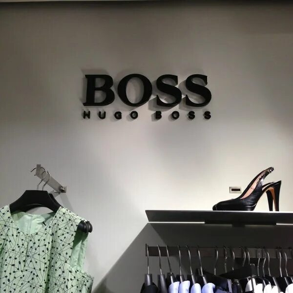 Куйбышева 101. Hugo Boss Самара. Витрина Hugo Boss. Магазин одежды Симферополь Boss. Продавец в Хьюго босс Самары.