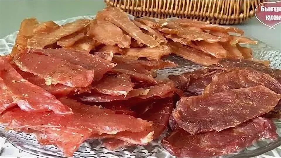 Джерки из курицы в сушилке. Сушеное мясо в электросушилке. Как сушить мясные чипсы в духовке. Мясные джерки на сушилке. Сушеное мясо крокодила на рынке гуанчжоу.